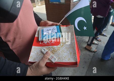 Lahore, Pakistan. 3 agosto 2021. Ventotto pakistani liberati dalla prigione dell'Arabia Saudita hanno raggiunto l'aeroporto Allama Iqbal di Lahore. Il governo ha pagato il viaggio di 19 passeggeri. Sono arrivati all'aeroporto di Allama Iqbal tramite il volo PIA 9248 il martedì mattina. Saranno condotti i test del Covid-19 e sarà loro permesso di lasciarli una volta chiari. Farrukh Habib di PTI e Ijaz Chaudhry li accolsero. Essi hanno detto che prima di questo, 62 pakistani sono stati riportati. (Foto di Rana Sajid Hussain/Pacific Press) Credit: Pacific Press Media Production Corp./Alamy Live News Foto Stock