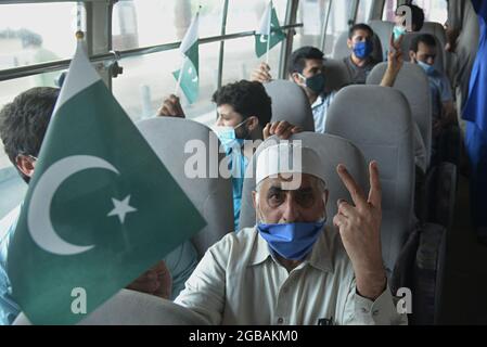 Lahore, Pakistan. 3 agosto 2021. Ventotto pakistani liberati dalla prigione dell'Arabia Saudita hanno raggiunto l'aeroporto Allama Iqbal di Lahore. Il governo ha pagato il viaggio di 19 passeggeri. Sono arrivati all'aeroporto di Allama Iqbal tramite il volo PIA 9248 il martedì mattina. Saranno condotti i test del Covid-19 e sarà loro permesso di lasciarli una volta chiari. Farrukh Habib di PTI e Ijaz Chaudhry li accolsero. Essi hanno detto che prima di questo, 62 pakistani sono stati riportati. (Foto di Rana Sajid Hussain/Pacific Press) Credit: Pacific Press Media Production Corp./Alamy Live News Foto Stock