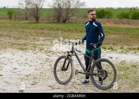 Escursioni in mountain bike nella natura Foto Stock