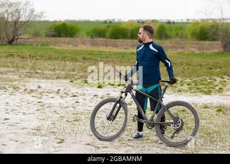 Escursioni in mountain bike nella natura Foto Stock