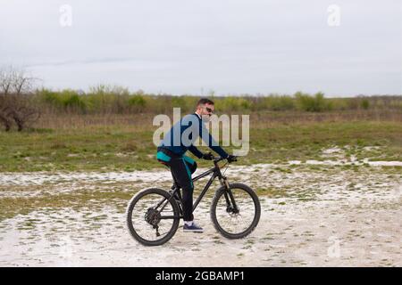 Escursioni in mountain bike nella natura Foto Stock