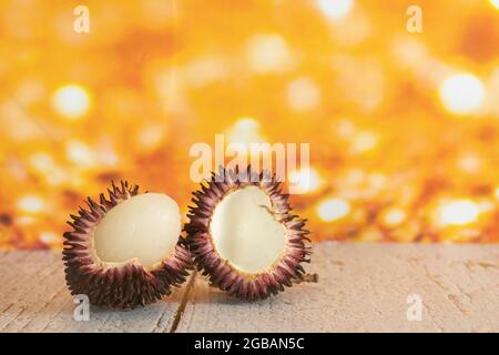 Frutta locale chiamata pulasan che è stato aperto. Pulasan è un frutto tropicale della famiglia dei frutti di bosco, simile al rambutan. Messa a fuoco selettiva. bac. Sfocato Foto Stock