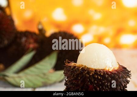 Primo piano i frutti locali chiamati pulasan, un frutto tropicale della famiglia dei frutti di bosco, simile al rambutan. Messa a fuoco selettiva. Sfondo sfocato Foto Stock