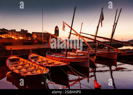 Chiatte catalane ormeggiate nel porto di Collioure, Francia meridionale Foto Stock