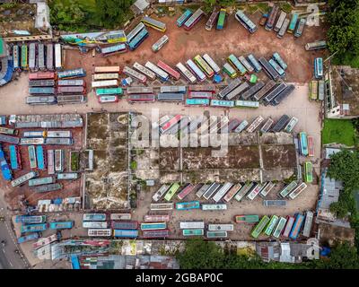 Barishal, Banglades, 3 agosto 2021: Vista aerea presa con un drone, di autobus linea fino al Barishal Bus Stand, uno dei bus-stand più trafficati nella regione meridionale del Bangladesh, tra settimana di blocco in Bangladesh come tentativo di fermare la diffusione del Covid-19. Credit: Mustasinur Rahman Alvi / Eyepix Group/Alamy Live News Foto Stock