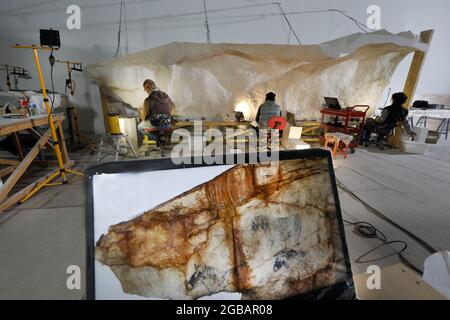 Il preistorico e plasticista Alain Dalis è responsabile della riproduzione delle pareti della Caverna Cosquer nel suo laboratorio di Montignac. La grotta Cosquer è un tesoro archeologico immerso nel torrente di Marsiglia. Questa grotta scoperta negli anni '90 dal sommozzatore Henri Cosquer comprende più di 270 opere preistoriche d'arte, tra cui rappresentazioni uniche di pinguini, foche e meduse.in motivi per l'aumento delle acque di riscaldamento globale questa grotta scomparirà. La costruzione della sua risposta rimarrà in futuro l'unica testimonianza di questo tesoro dell'umanità Foto Stock