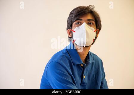 Ritratto di un giovane con maschera sul viso. Foto Stock