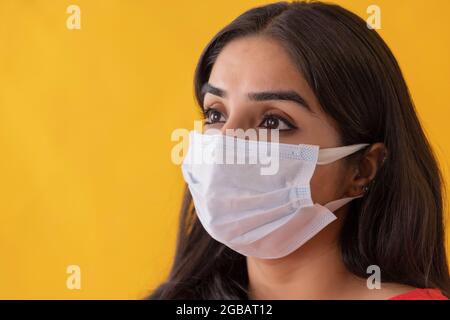 Ritratto di una giovane donna con maschera sul viso. Foto Stock