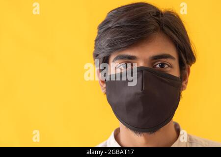 Ritratto di un giovane con maschera sul viso. Foto Stock