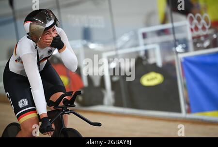 Izu, Giappone. 3 agosto 2021. Ciclismo/pista: Olimpiadi, 4000m squadra inseguimento, donne, finale a Izu Velodrome. La tedesca Lisa Klein festeggia dopo la gara. Credit: Sebastian Gollnow/dpa/Alamy Live News Foto Stock