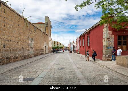 Oaxaca de Juarez, Messico - 15 maggio 2014: Vista di una strada nel centro della città di Oaxaca de Juarez, Messico. Foto Stock