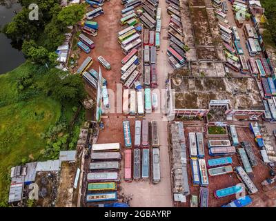 Barishal, Bangladesh. 3 agosto 2021. BARISHAL, BANGLADESH - 2 AGOSTO: Vista aerea presa con un drone, di autobus linea fino al Barishal Bus Stand, uno dei bus-stand più trafficato nella regione meridionale del Bangladesh, tra settimana di blocco in Bangladesh come tentativo di fermare la diffusione di Covid-19. Il 2 agosto 2021 a Barishal, Bangladesh. (Foto di Eyepix/Sipa USA) Credit: Sipa USA/Alamy Live News Foto Stock