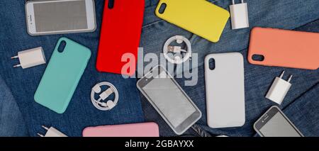 texture di accessori per telefoni cellulari su sfondo denim Foto Stock