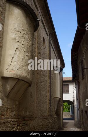 Volpedo, città storica sulle colline di Tortona, Piemonte, Italia. Vecchia strada Foto Stock