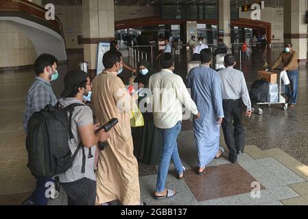 Lahore, Pakistan. 3 agosto 2021. Ventotto pakistani liberati dalla prigione dell'Arabia Saudita hanno raggiunto l'aeroporto Allama Iqbal di Lahore. Il governo ha pagato il viaggio di 19 passeggeri. Sono arrivati all'aeroporto di Allama Iqbal tramite il volo PIA 9248 il martedì mattina. Saranno condotti i test del Covid-19 e sarà loro permesso di lasciarli una volta chiari. Farrukh Habib di PTI e Ijaz Chaudhry li accolsero. Essi hanno detto che prima di questo, 62 pakistani sono stati riportati. (Foto di Rana Sajid Hussain/Pacific Press/Sipa USA) Credit: Sipa USA/Alamy Live News Foto Stock