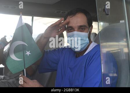 Lahore, Pakistan. 3 agosto 2021. Ventotto pakistani liberati dalla prigione dell'Arabia Saudita hanno raggiunto l'aeroporto Allama Iqbal di Lahore. Il governo ha pagato il viaggio di 19 passeggeri. Sono arrivati all'aeroporto di Allama Iqbal tramite il volo PIA 9248 il martedì mattina. Saranno condotti i test del Covid-19 e sarà loro permesso di lasciarli una volta chiari. Farrukh Habib di PTI e Ijaz Chaudhry li accolsero. Essi hanno detto che prima di questo, 62 pakistani sono stati riportati. (Foto di Rana Sajid Hussain/Pacific Press/Sipa USA) Credit: Sipa USA/Alamy Live News Foto Stock