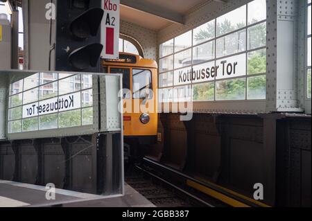 26.05.2016, Berlino, Germania, Europa - il treno metropolitano raggiunge la stazione sopraelevata della U-Bahnhof Kottbusser Tor, nel quartiere di Friedrichshain-Kreuzberg. Foto Stock