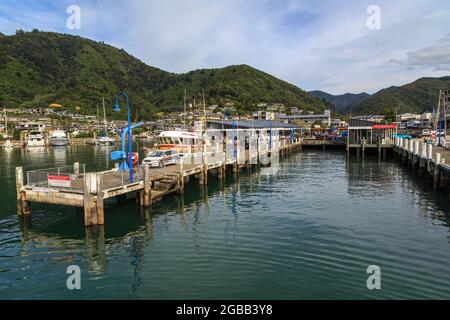 Picton, Nuova Zelanda. I moli di Picton Marina, che si estendono fino alla Queen Charlotte Sound Foto Stock