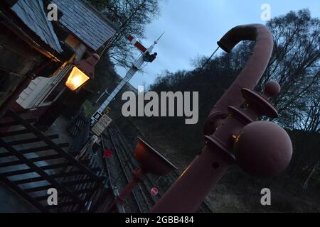 Stazione di Goathland a Dusk su Una notte di inverni - North Yorkshire Heritage Railway - Stazione ferroviaria di vapore - Heartbeat Country - UK Foto Stock