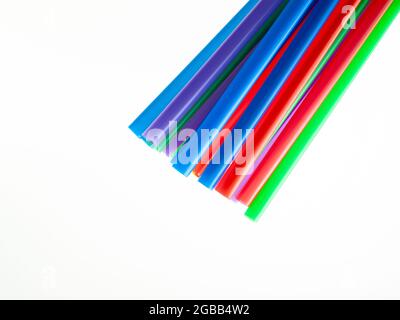 cocktail tubes multicolore isolati su sfondo bianco Foto Stock