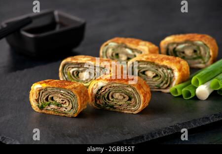 Cucina giapponese. Tamagoyaki - frittata giapponese, arrotolato diversi strati di uova fritte Foto Stock