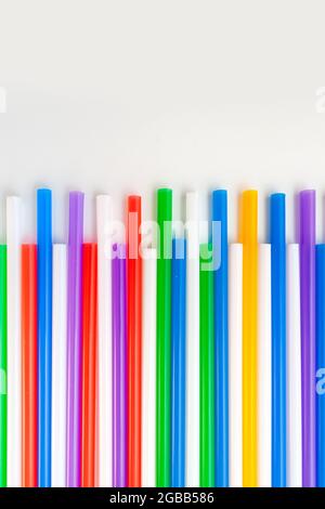 cocktail tubes multicolore isolati su sfondo bianco Foto Stock