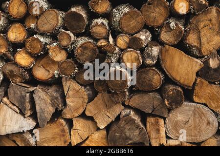 Primo piano di cumulo di taglio e più tronchi di legno accatastati all'esterno Foto Stock