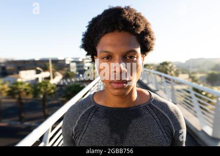 Ritratto dell'uomo afro-americano che si esercita in città riposando Foto Stock