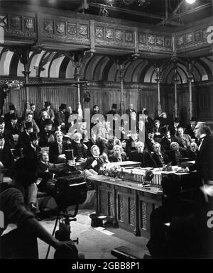 JOHN GIELGUD come Benjamin Disraeli e STEPHEN MURRAY come William E.Gladstone sul set ha cantato con Movie Crew sul Parlamento ambientato a Teddington Studios Inghilterra durante le riprese DEL PRIMO MINISTRO 1941 THOROLD DICKINSON sceneggiatura Michael Hogan e Brock Williams direzione artistica Norman G. Arnold produttore Max Milder Warner Brothers - primi studi nazionali / Warner Bros. Foto Stock