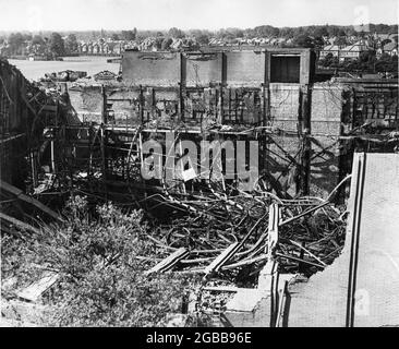 Bomb danneggiato WARNER BROTHERS - PRIMI STUDI CINEMATOGRAFICI NAZIONALI DI TEDDINGTON in Inghilterra dopo l'attacco di V2 Rocket nel luglio 1944 Foto Stock