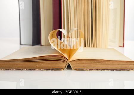 Giornata nazionale degli amanti del Libro. 9 agosto. Il libro si apre e la pagina del libro scorre nel cuore Foto Stock