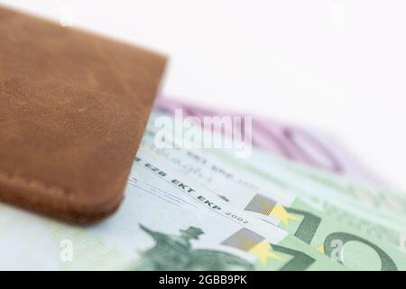 portafoglio con euro che si stacca da esso Foto Stock