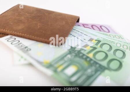 portafoglio con euro che si stacca da esso Foto Stock