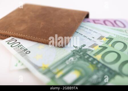 portafoglio con euro che si stacca da esso Foto Stock