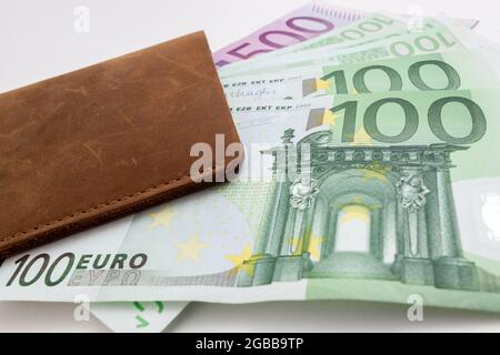 portafoglio con euro che si stacca da esso Foto Stock