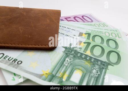 portafoglio con euro che si stacca da esso Foto Stock