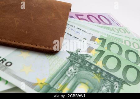 portafoglio con euro che si stacca da esso Foto Stock