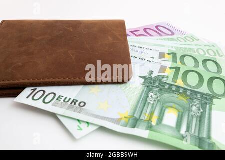 portafoglio con euro che si stacca da esso Foto Stock