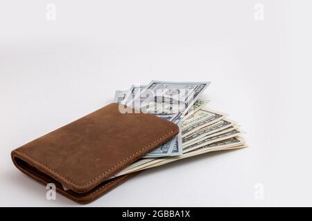 portafoglio con dollari che si stacca da esso Foto Stock