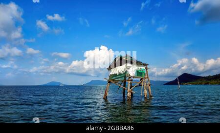 un edificio unico in un corpo d'acqua Foto Stock