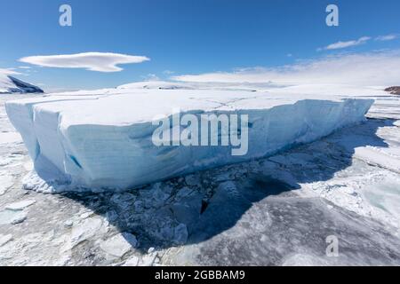 Iceberg tra i ghiacci marini invernali che si rompono nel Mare di Weddell, Antartide, regioni polari Foto Stock