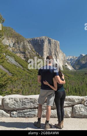 Turisti a Tunnel View, Yosemite Valley, Yosemite National Park, Patrimonio dell'Umanità dell'UNESCO, California, Stati Uniti d'America, Nord America Foto Stock