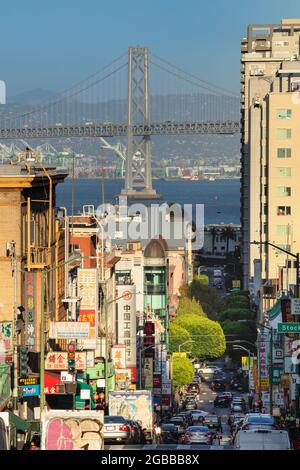 Vista da California Street a Oakland Bay Bridge, San Francisco, California, Stati Uniti d'America, Nord America Foto Stock