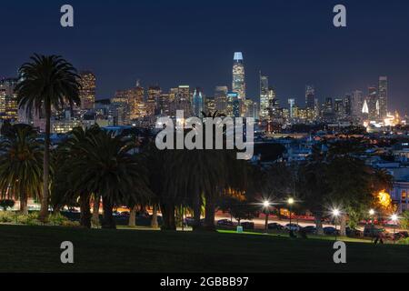 Vista dal Dolores Park dello skyline di San Francisco, California, Stati Uniti d'America, Nord America Foto Stock