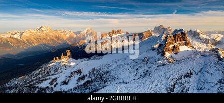 Cinque Torri, Sorapiss, Antelao, Pelmo, Averau e Lastoi De Formin al tramonto, vista aerea, Dolomiti, Veneto, Italia, Europa Foto Stock