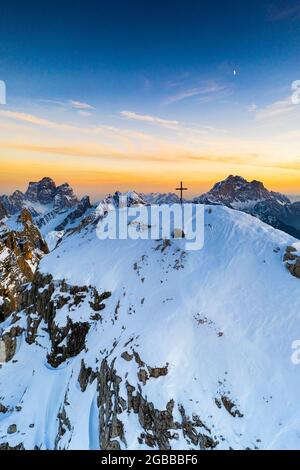 Tramonto sulla vetta innevata di Nuvolau con Monte Pelmo e Civetta sullo sfondo, vista aerea, Dolomiti, Veneto, Italia, Europa Foto Stock