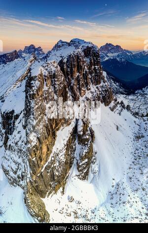 Panoramica aerea delle maestose Nuvolau, Monte Pelmo e Civetta coperte di neve al tramonto, Dolomiti, Veneto, Italia, Europa Foto Stock