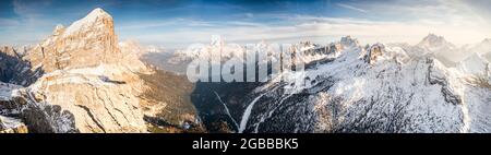 Veduta aerea delle cime di Tofana di Rozes, Sorapiss, Antelao, Pelmo, Nuvolau e Civetta al tramonto, Dolomiti, Veneto, Italia, Europa Foto Stock