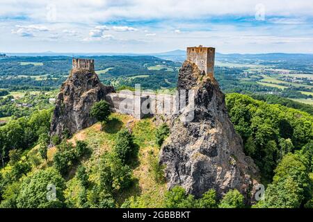 Aereo di roccia città di Hruba Skala con il castello sullo sfondo, Paradiso Boemo, Repubblica Ceca, Europa Foto Stock