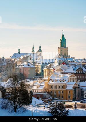 Skyline della città vecchia con la cattedrale di San Giovanni Battista e la torre trinitaria, inverno, Lublino, Lublino Voivodato, Polonia, Europa Foto Stock